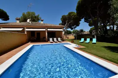 Image de Villa avec piscine privée, jardin et barbecue