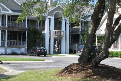 Image de Grand condo Mirage au premier étage, jetez un œil! Animaux acceptés aussi.