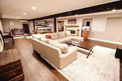 Image de Magnifiquement rénové maison de 3500 pieds carrés Oxford à Richmond! !