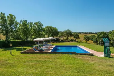 Image de Appartement dans une maison de vacances avec piscine, Wifi, climatisation, Tv, patio, animaux admis