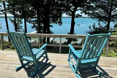 Image de Owasco Lake Beach Front Cottage avec une vue imprenable