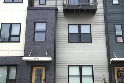 Image de Stylish & Central Townhome-Perfect for Groups!