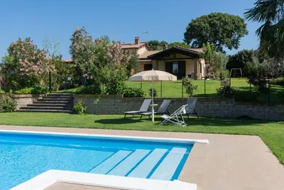Image de Bel appartement dans une maison de vacances avec piscine, Wifi, Tv, terrasse et parking