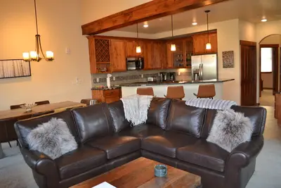 Image de Gorgeous luxury top floor condo! Stunning Mountain Views! Private decks! Garage