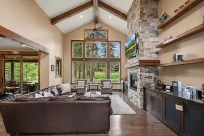 Image de Maison de golf élégante! Salle de jeux, bain à remous, foyer, ping-pong et plus encore!