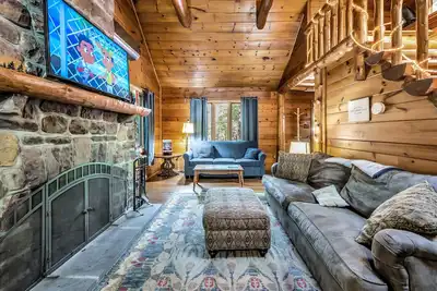 Image de Cabane en rondins pittoresque sur demi-acre boisé