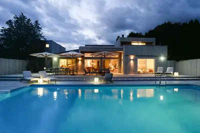 Image de Vues idylliques dans un moulin à eau avec piscine et tennis