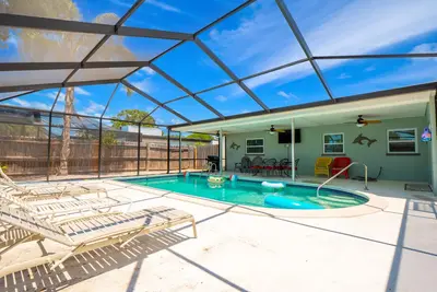 Image de Belle maison rénovée de 4 chambres / 2 salles de bain avec piscine