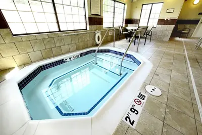 Image de Petit déjeuner gratuit. Piscine et bain à remous. Gym. Votre prochain voyage!