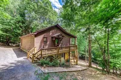 Image de Superbe cabine avec vue sur les bois, bain à remous privé, air hockey et cheminée!