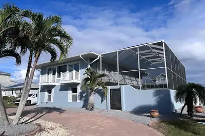 Image de Dolphins, Sunsets & Waterfront Living – Heated Pool + Dock & Kayaks Near Beaches