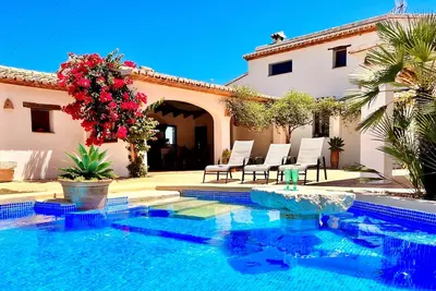 Image de Mariposa- Maison de campagne confortable avec piscine et vue sur la montagne