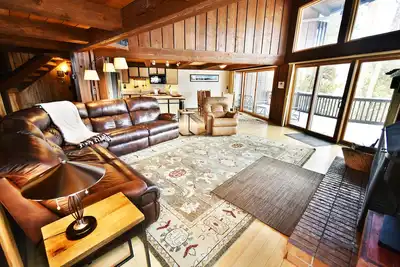 Image de Maison de ville spacieuse avec grande terrasse, sauna. Accès facile aux pistes, points de vente, restaurants, événements