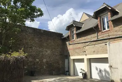Hyper centre : dans un ancien relais, un 2 pièces calme, ensoleillé avec parking