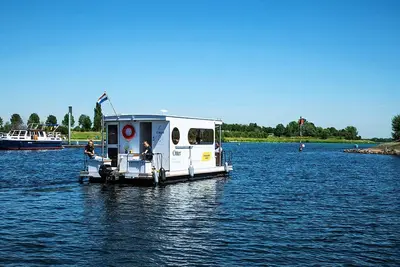 Image de Péniche compacte à voile et stationnaire à louer. Aucun permis de bateau requis