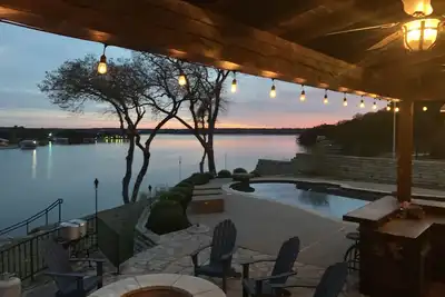 Image de Propriété au bord du lac avec piscine et phare avec une vue imprenable sur le lac, .