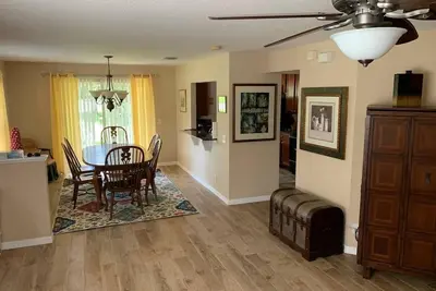 Image de Belle maison de ville pratique de 3 chambres avec un spacieux plan d'étage ouvert.