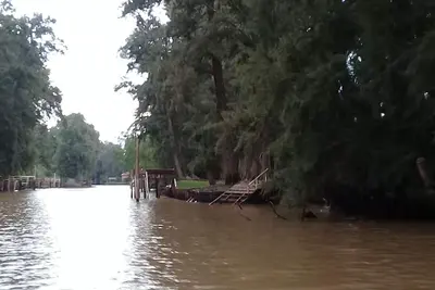 Image de ĂŤntima cabaña en la rivera del rĂo Espera. Arboleda, parque, muelle propio, Paz.