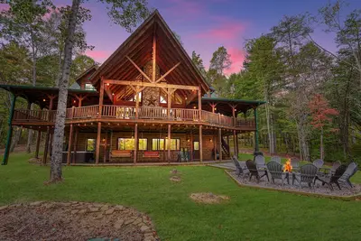 Image de Rose Ridge -Nouveau 8br / 5. 5ba Luxury Log Cabin sur 25 acres - Marchez jusqu'à la grotte du vieil homme!