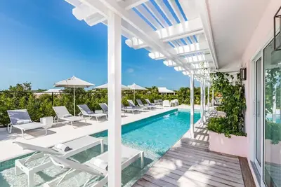 Image de Emerald Waters est une luxueuse villa de 5 chambres donnant sur le canal.