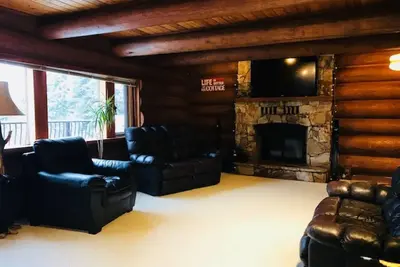 Image de Belle-main intégré en bois rond sur le lac Kootenay. 3 chambres, 2 salles de bain, 1 lit king et 2 lits queen