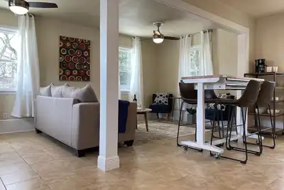 Image de Cottage 1 Br / 1 Ba récemment rénové près du centre-ville de Hendersonville-600 pieds carrés.