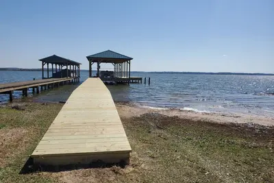 Image de Blue Haven Lake House Lake Palestine Tx 3Bd 2 salles de bain, terrasse couverte, Ac, et slip