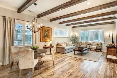 Image de Brand Master 2 Bedroom Master Suites with Chefs Kitchen Steps to Sonoma Plaza