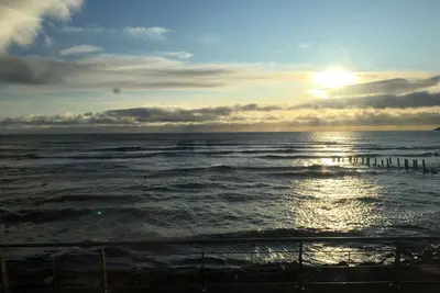 Image de Appartement spacieux de 3 chambres en bord de mer avec parking privé sécurisé et connexion Wi-Fi gratuite