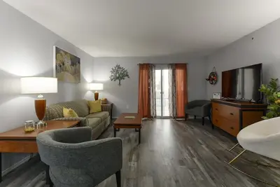 Image de LemonDrop - 1. 5mi to Strip - Moonshine beach -Pool - Nouveau / rénové - Pas D'Escalier!