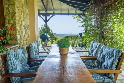 Faites de la randonnée et de la natation près d'un chalet à Chalcidique
