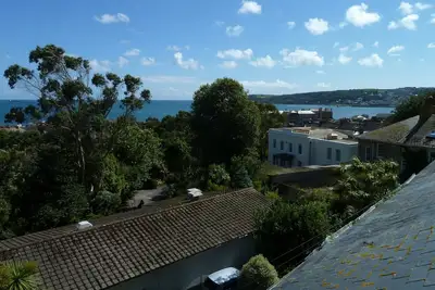 Image de Maison de ville spacieuse et confortable. Plein de livres et d'œuvres d'art avec une vue imprenable