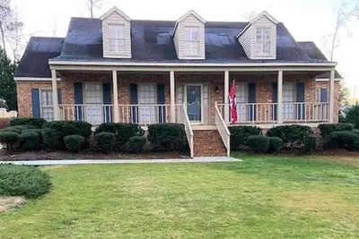 Image de Situé dans le quartier de West Lake et à seulement 4, 8 milles de l'Augusta National.