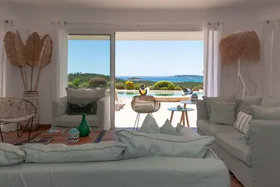 Image de Dominant la mer, sur la baie de Saint Cyprien, villa de 7 chambres avec piscine