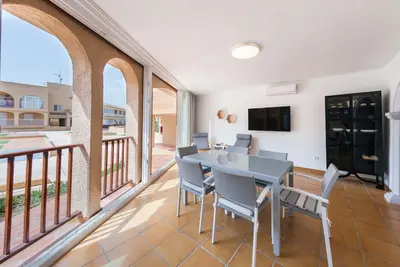 Image de Appartement lumineux avec une grande piscine près des montagnes et de la mer