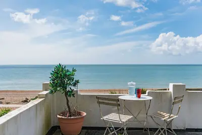 Image de Pavillon de bord de mer de charme avec vue sur la mer
