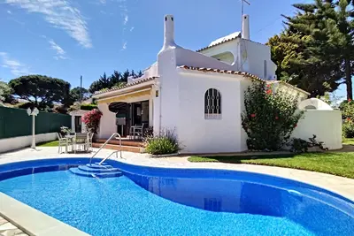 Image de Pet-Friendly Beautiful Villa Palmeire Galé Beach avec WiFi, Balcon, Jardin, Terrasse et Piscine