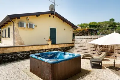 Image de Maison de vacances avec Wi-Fi, climatisation, jardin et bain à remous.