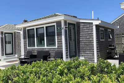 Image de Cottage #28 - Free Standing Sutton Place Cottage. Private beach across street.