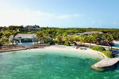 Image de Exuma magique. Cottage de deux chambres directement sur la mer, la plage, la piscine et le jacuzzi.