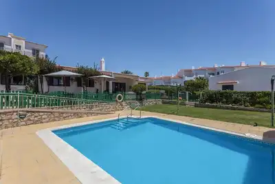 Image de Villa spacieuse \"Morena\" avec Wi-Fi, jardin, terrasse, balcon et piscine