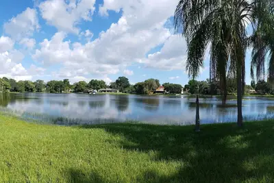 Image de Charming, lakefront cottage-like home with pool