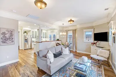 Image de Brand Master 2 Bedroom Master Suites with Chefs Kitchen Steps to Sonoma Plaza