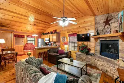 Image de Cabine Branson Woods - Lit King, cuisine complète, foyer, vues boisées