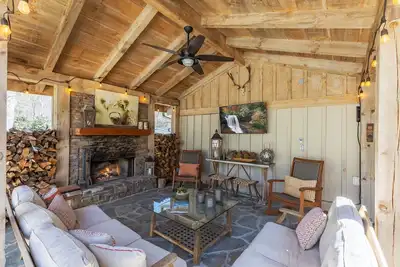 Image de Designer Cottage-Highlands-Incroyables espaces de vie en plein air-Cheminée-Animaux acceptés