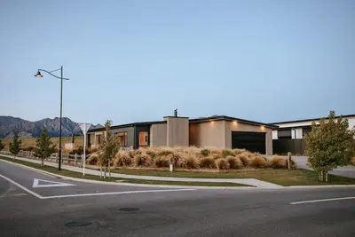 Image de Vue sur la montagne, piscine spa et sauna depuis cette maison de 4 chambres près du lac Wanaka