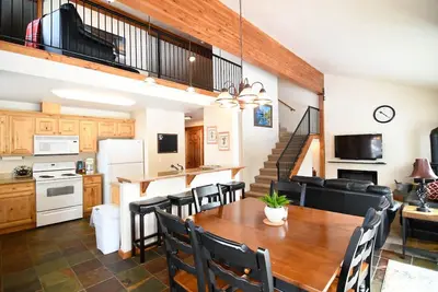 Image de Idéalement situé au centre-ville de McCall, condo de 3 chambres superbement aménagé