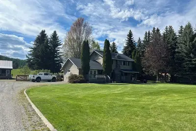 Image de Maison entière avec confort, emplacement et activités de loisirs incroyables! !