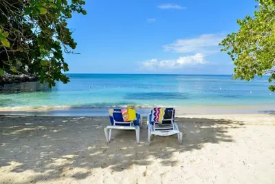 Image de Negril Luxury Beach Home situé dans Little Bay Country Club Negril. Nouvelle liste!
