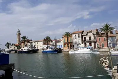 T2, 6 couchages, à 200 m plage, port et commerces. Climatisation.